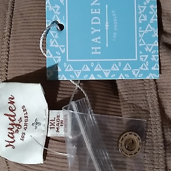 Hayden, button back Raglan peplum top 1XL - Picture 4 of 4